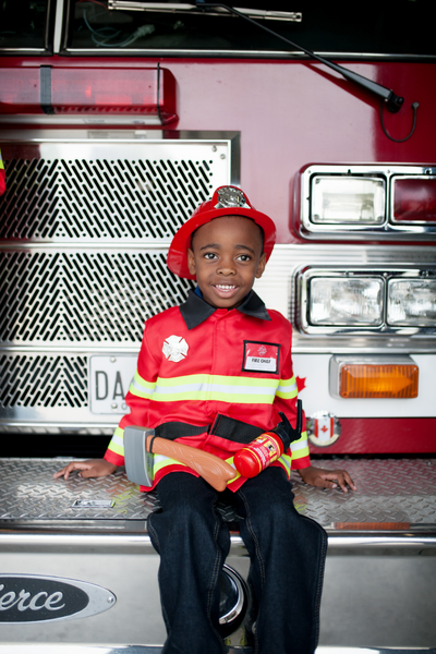 Brandmand, 3-4 år, Great Pretenders - dreng foran brandbil i udklædning
