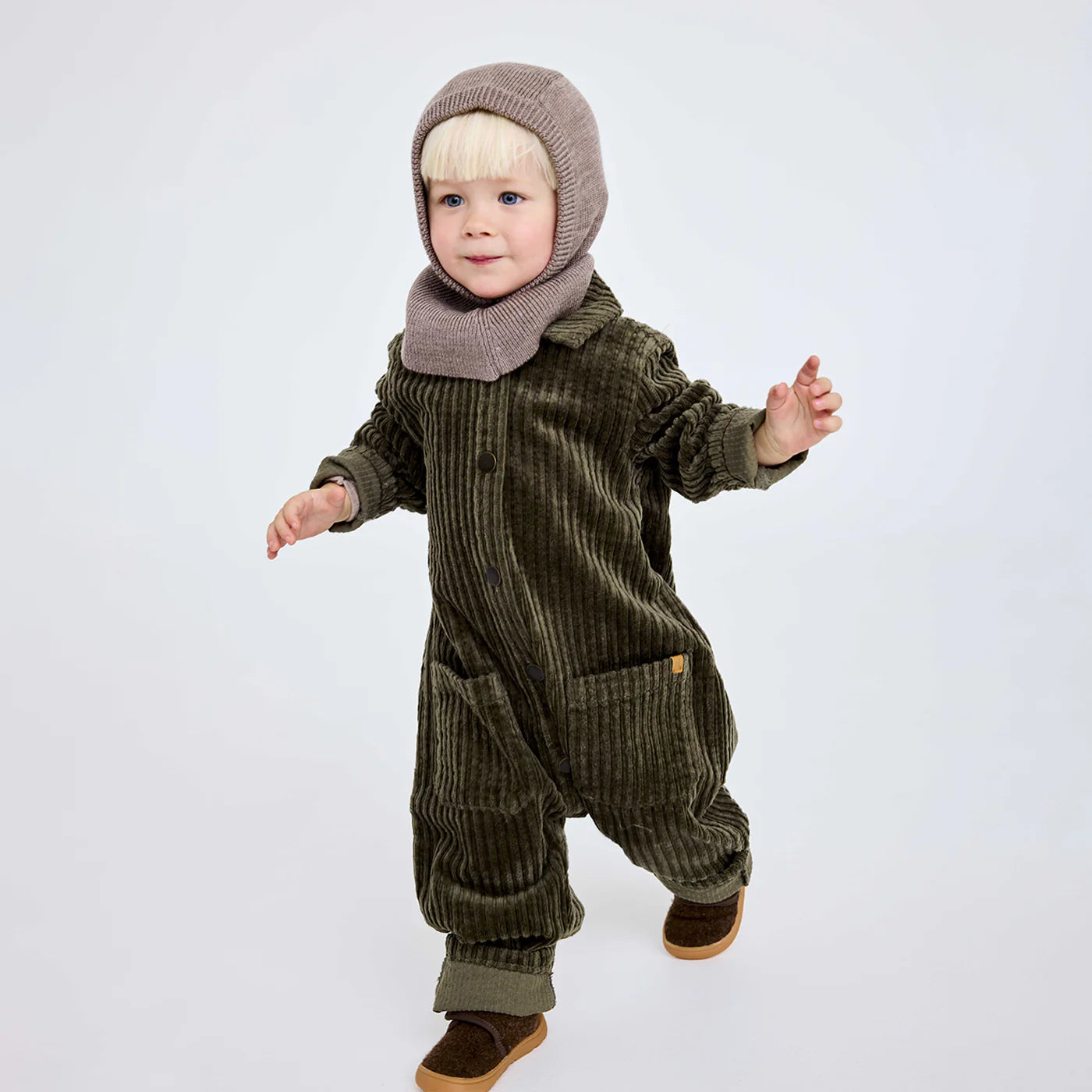 Barefoot Basic Hjemmesko, Brown fra Bisgaard

‘Basic’ er en funktionel og behagelig barefoot-hjemmesko, der hurtigt bliver en fast del af barnets hverdag – både derhjemme og i institutionen. 