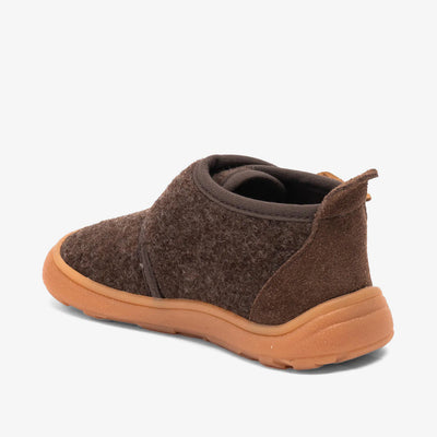 Barefoot Basic Hjemmesko, Brown fra Bisgaard

‘Basic’ er en funktionel og behagelig barefoot-hjemmesko, der hurtigt bliver en fast del af barnets hverdag – både derhjemme og i institutionen. 