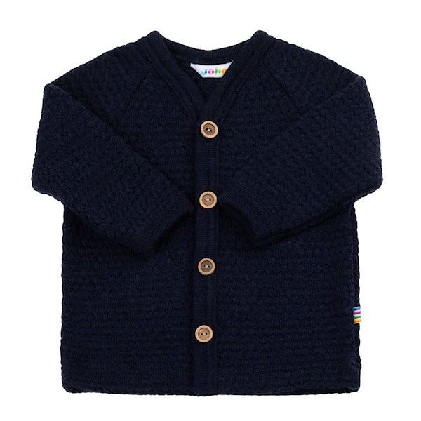 Lækker cardigan i Uld fra Joha

Den dejlig bløde og varme cardigan fra Joha i merinould. Cardigan til baby i lækker navy blå farve.