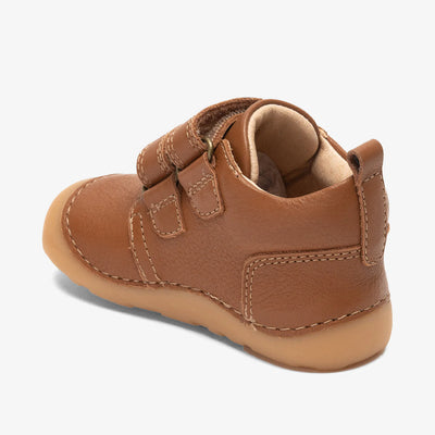 Barefoot Carter Prewalker, Cognac fra Bisgaard

‘Carter’ er en let og fleksibel begyndersko, skabt til små fødder, der er ved at lære at gå eller lige har taget deres første skridt.