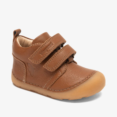 Barefoot Carter Prewalker, Cognac fra Bisgaard

‘Carter’ er en let og fleksibel begyndersko, skabt til små fødder, der er ved at lære at gå eller lige har taget deres første skridt.