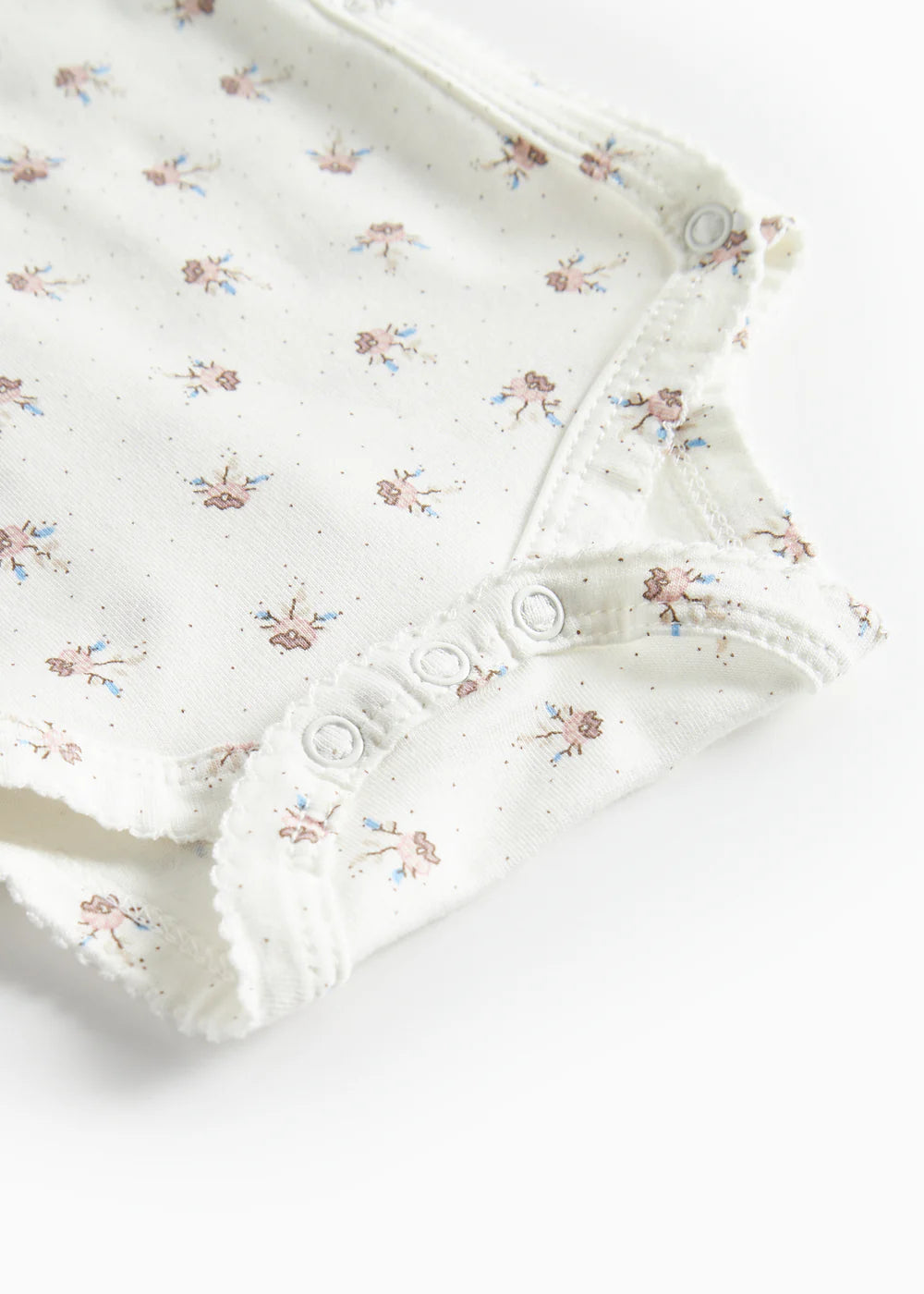 Belita Body and Romper, Modal, Little Sakura fra MarMar

Denne langærmede bløde body fra MarMar er både sød og praktisk. Den er designet med en praktisk slå-om-lukning, som gør bleskift nemt og hurtigt.