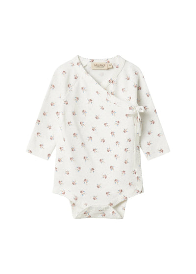 Belita Body and Romper, Modal, Little Sakura fra MarMar

Denne langærmede bløde body fra MarMar er både sød og praktisk. Den er designet med en praktisk slå-om-lukning, som gør bleskift nemt og hurtigt.