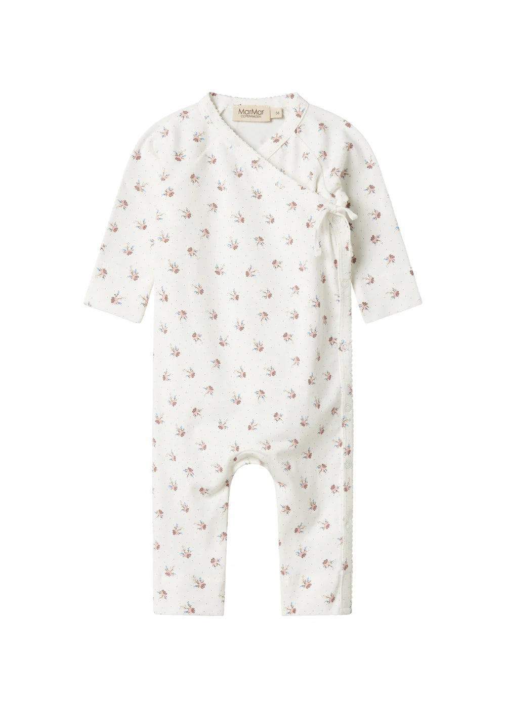 Langærmet heldragt fra MARMAR med slå-om-lukning, heldragten lukkes med trykknapper og bindebånd fra halsen og ned langs det ene ben. Dragten er i printet Little Sakura.