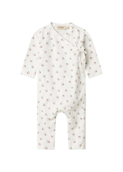 Langærmet heldragt fra MARMAR med slå-om-lukning, heldragten lukkes med trykknapper og bindebånd fra halsen og ned langs det ene ben. Dragten er i printet Little Sakura.