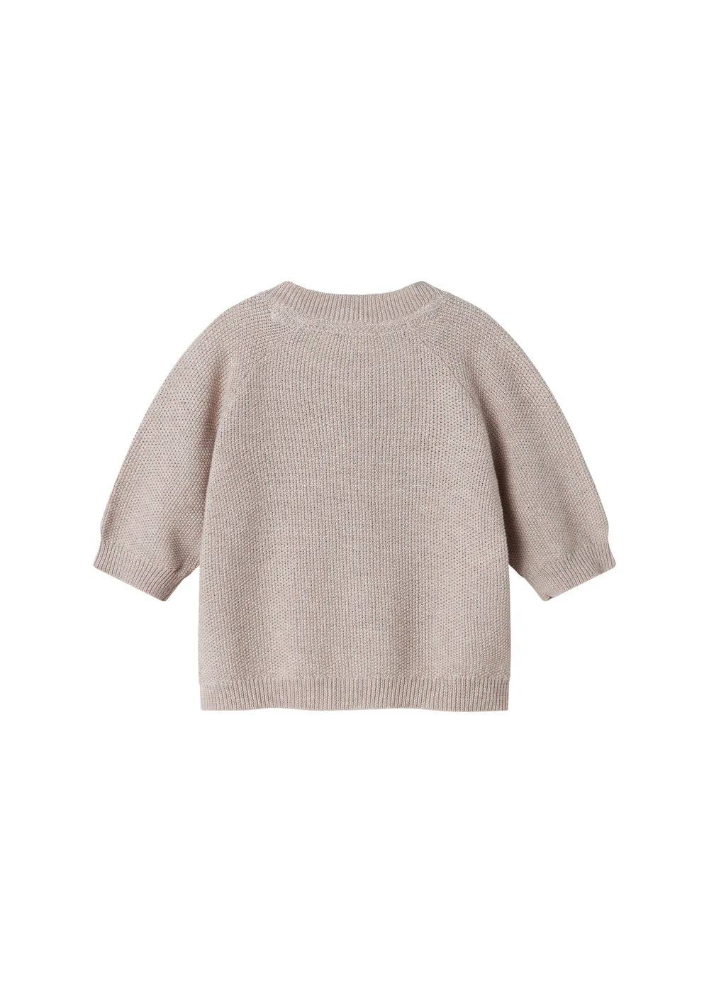 Taki Knit Cardigan, Modal, Cashew Melange fra MarMar

Super fin strik cardigan til de mindste med knaplukning foran. Cardiganen er i perlestrik og har en rund halslukning - et behageligt fit.