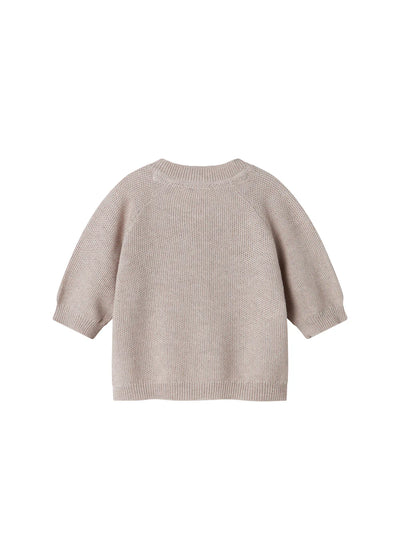 Taki Knit Cardigan, Modal, Cashew Melange fra MarMar

Super fin strik cardigan til de mindste med knaplukning foran. Cardiganen er i perlestrik og har en rund halslukning - et behageligt fit.
