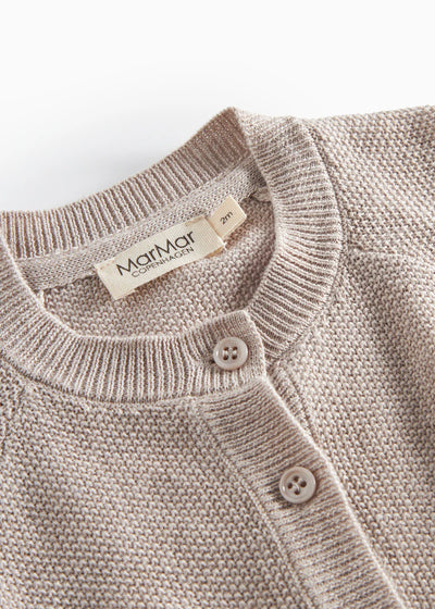 Taki Knit Cardigan, Modal, Cashew Melange fra MarMar

Super fin strik cardigan til de mindste med knaplukning foran. Cardiganen er i perlestrik og har en rund halslukning - et behageligt fit.