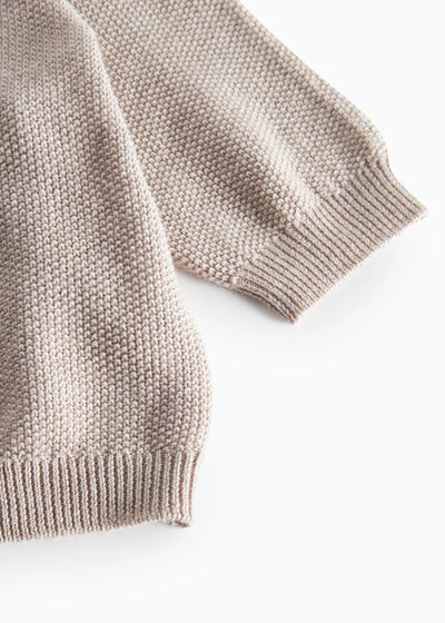 Taki Knit Cardigan, Modal, Cashew Melange fra MarMar

Super fin strik cardigan til de mindste med knaplukning foran. Cardiganen er i perlestrik og har en rund halslukning - et behageligt fit.