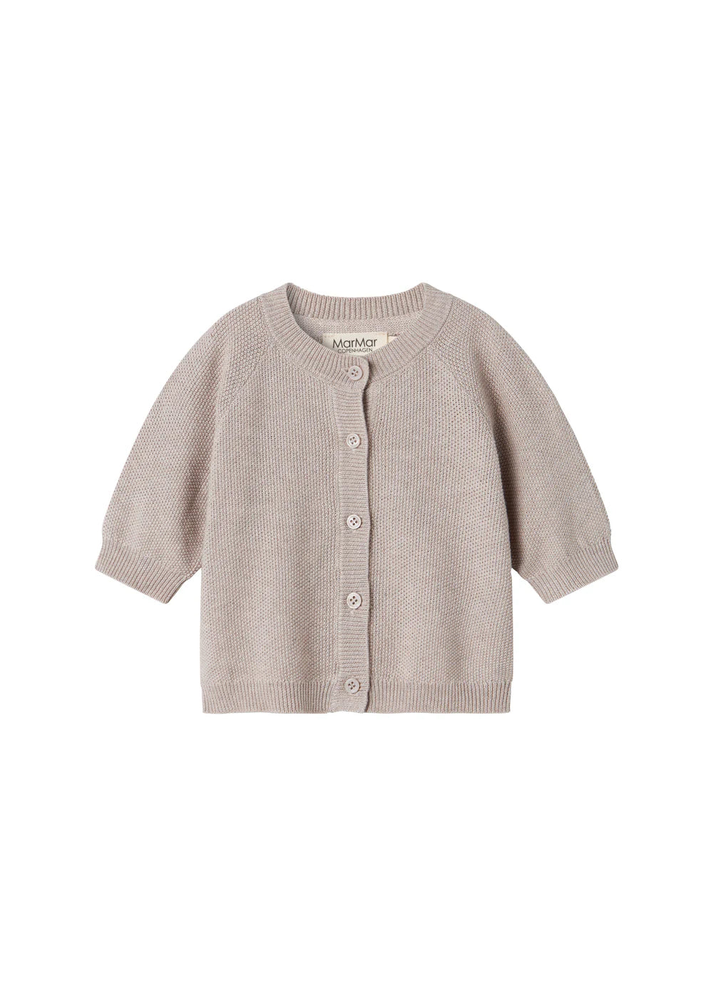 Taki Knit Cardigan, Modal, Cashew Melange fra MarMar

Super fin strik cardigan til de mindste med knaplukning foran. Cardiganen er i perlestrik og har en rund halslukning - et behageligt fit.