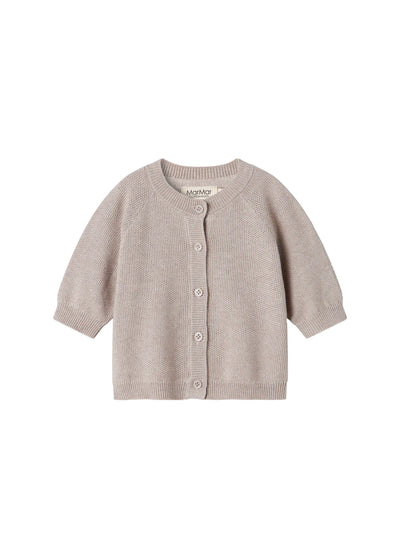 Taki Knit Cardigan, Modal, Cashew Melange fra MarMar

Super fin strik cardigan til de mindste med knaplukning foran. Cardiganen er i perlestrik og har en rund halslukning - et behageligt fit.
