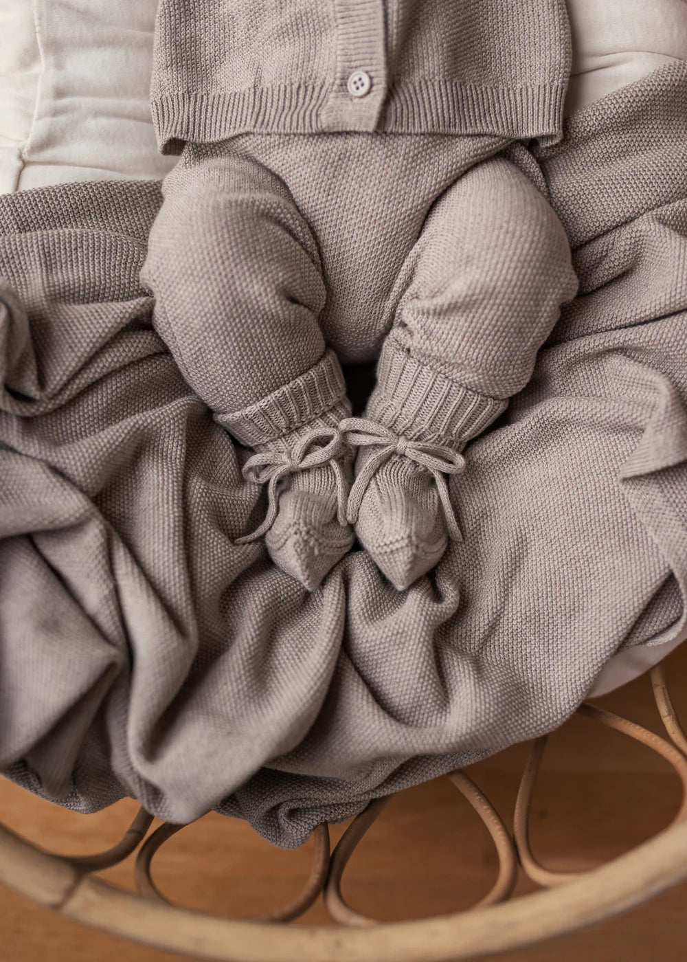 Pira Knit Pants, Modal, Cashew Melange fra MarMar

Disse søde bukser fra MarMar er i en lækker, blød kvalitet. Bukserne har det fineste lyse farve. Bukserne har elastik i livet, så de sidder hvor de skal, samt en behagelig pasform.