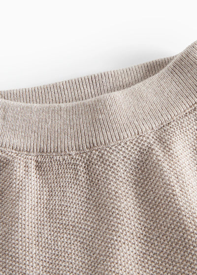 Pira Knit Pants, Modal, Cashew Melange fra MarMar

Disse søde bukser fra MarMar er i en lækker, blød kvalitet. Bukserne har det fineste lyse farve. Bukserne har elastik i livet, så de sidder hvor de skal, samt en behagelig pasform.