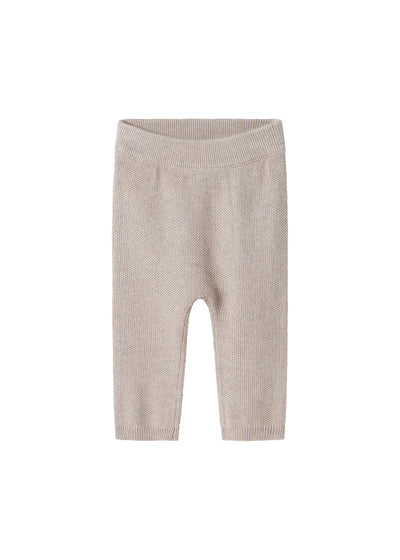 Pira Knit Pants, Modal, Cashew Melange fra MarMar

Disse søde bukser fra MarMar er i en lækker, blød kvalitet. Bukserne har det fineste lyse farve. Bukserne har elastik i livet, så de sidder hvor de skal, samt en behagelig pasform.