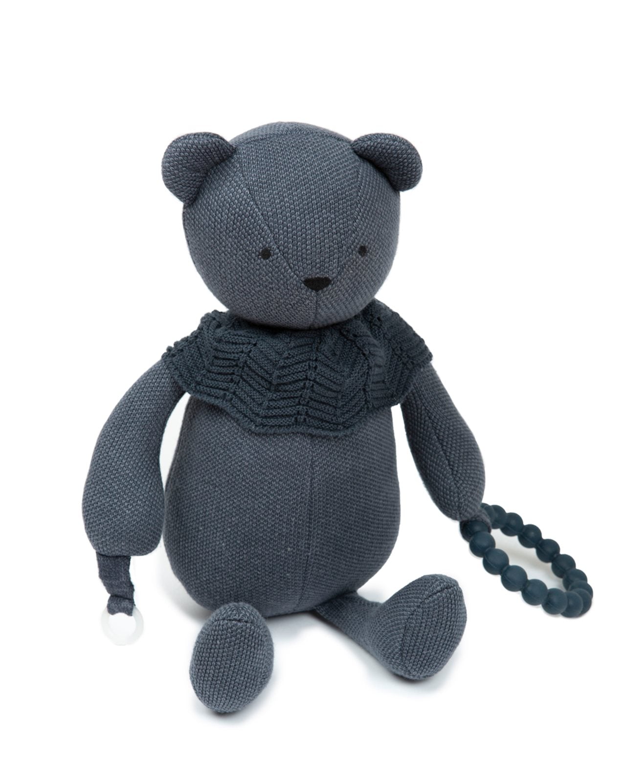 Aktivitetslegetøj til baby fra smallstuff. Skønt aktivitetslegetøj formet som en sød bamse. Fyldet er lavet af genanvendte plastikflasker og bamsen er i farven blå. 