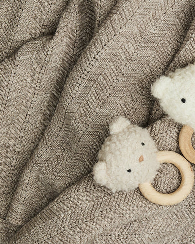 Babytæppe, Uld, Natur fra SmallStuff

Blødt og lækkert tæppe til baby i strikket naturfarvet uld.