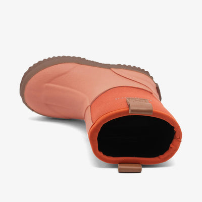 Neo Thermo Gummistøvle, Brick Rose, Bisgaard

‘Neo Thermo’ forener funktion, komfort og stil i én praktisk gummistøvle. Med sin smukke farve og fleksible pasform bliver den hurtigt en favorit til både kolde og regnfulde dage.