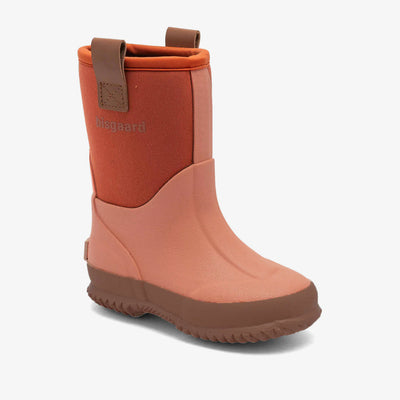 Neo Thermo Gummistøvle, Brick Rose, Bisgaard

‘Neo Thermo’ forener funktion, komfort og stil i én praktisk gummistøvle. Med sin smukke farve og fleksible pasform bliver den hurtigt en favorit til både kolde og regnfulde dage.