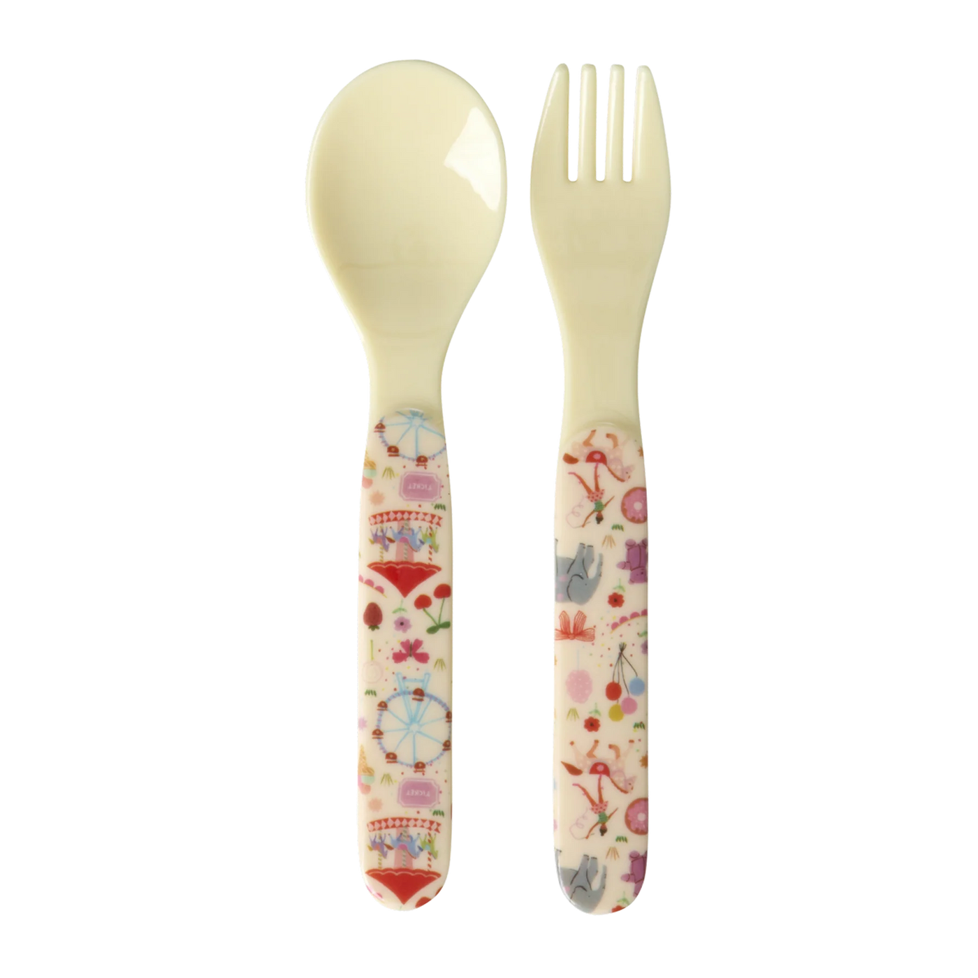 Farverigt og sødt børneservice fra Rice med Fun Fair print. Lad de små øve sig til spisetid med dette søde ske og gaffelsæt fra Rice.
