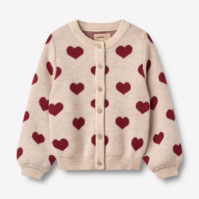 Jaquard Cardigan, Hearts, Merino Wool fra Wheat

Denne langærmede strikcardigan til børn er strikket i en dejlig blød uldkvalitet og har en behagelig, normal til let løs pasform.
