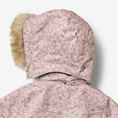 Jakke, Mathilde, Rose Dust Flowers fra Wheat

Flot A-formet jakke med smukt print, lavet i et vandtæt og åndbart materiale, der holder dit barn både tørt og komfortabelt.