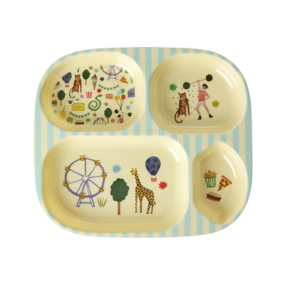 Børnetallerken med 4 Rum, Mint, Fun Fair Print, Rice

Sød og praktisk børnetallerken med 4 rum i det skønneste tivolitema i blå nuancer.
