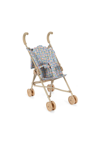 Klapvogn i sødt print


Skøn klapvogn fra Konges Sløjd, der passer til de fleste babydukker. Stoffet er i printet Fleur Rosier. Enhver dukke vil være heldig at få plads i denne fine klapvogn. Dukken spændes fast med en sele foran, så den sidder sikkert i vognen.