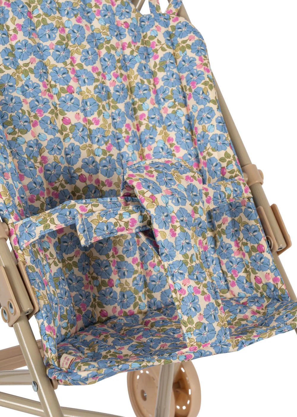 Klapvogn i sødt print


Skøn klapvogn fra Konges Sløjd, der passer til de fleste babydukker. Stoffet er i printet Fleur Rosier. Enhver dukke vil være heldig at få plads i denne fine klapvogn. Dukken spændes fast med en sele foran, så den sidder sikkert i vognen.