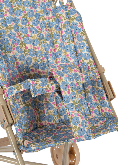 Klapvogn i sødt print


Skøn klapvogn fra Konges Sløjd, der passer til de fleste babydukker. Stoffet er i printet Fleur Rosier. Enhver dukke vil være heldig at få plads i denne fine klapvogn. Dukken spændes fast med en sele foran, så den sidder sikkert i vognen.