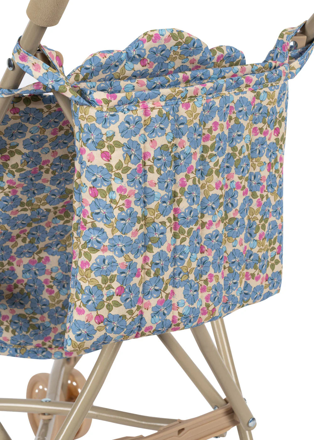 Klapvogn i sødt print

Skøn klapvogn fra Konges Sløjd, der passer til de fleste babydukker. Stoffet er i printet Fleur Rosier. Enhver dukke vil være heldig at få plads i denne fine klapvogn. Dukken spændes fast med en sele foran, så den sidder sikkert i vognen.