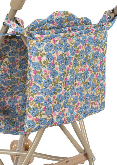 Klapvogn i sødt print

Skøn klapvogn fra Konges Sløjd, der passer til de fleste babydukker. Stoffet er i printet Fleur Rosier. Enhver dukke vil være heldig at få plads i denne fine klapvogn. Dukken spændes fast med en sele foran, så den sidder sikkert i vognen.