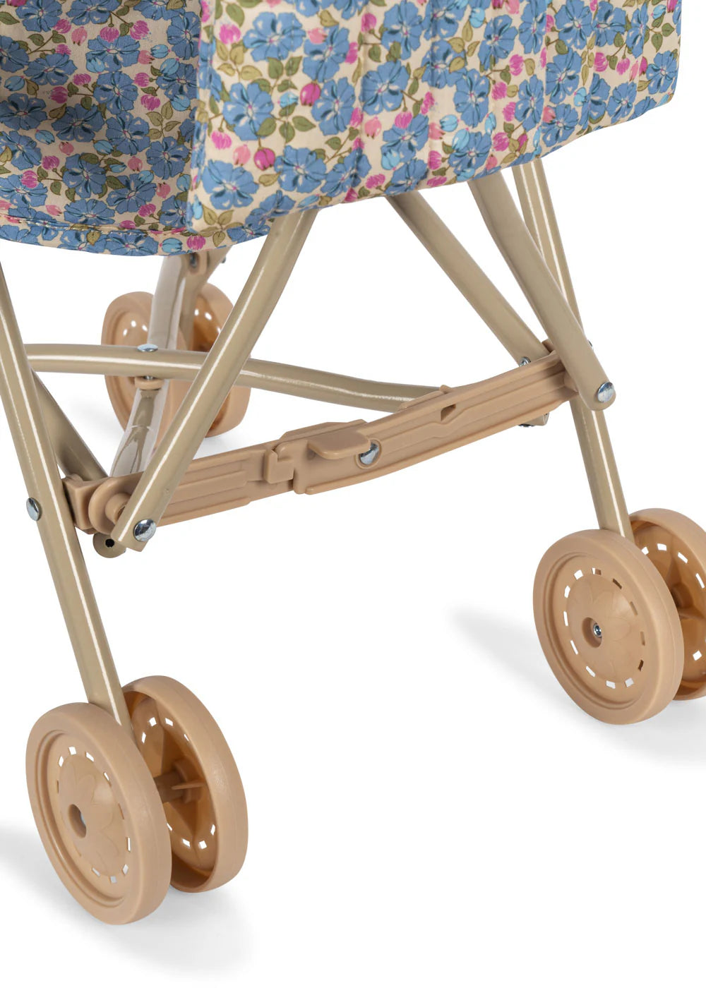 Klapvogn i sødt print


Skøn klapvogn fra Konges Sløjd, der passer til de fleste babydukker. Stoffet er i printet Fleur Rosier. Enhver dukke vil være heldig at få plads i denne fine klapvogn. Dukken spændes fast med en sele foran, så den sidder sikkert i vognen.