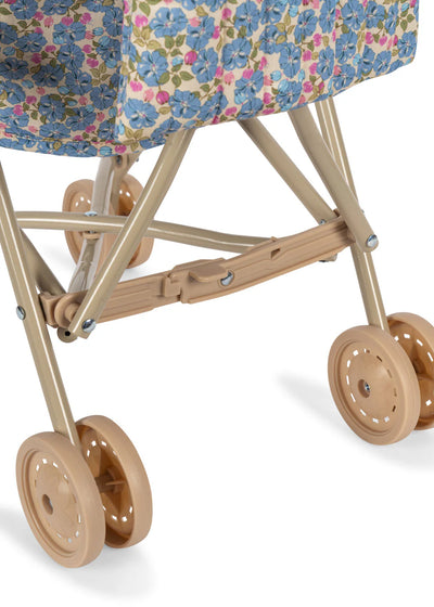 Klapvogn i sødt print


Skøn klapvogn fra Konges Sløjd, der passer til de fleste babydukker. Stoffet er i printet Fleur Rosier. Enhver dukke vil være heldig at få plads i denne fine klapvogn. Dukken spændes fast med en sele foran, så den sidder sikkert i vognen.