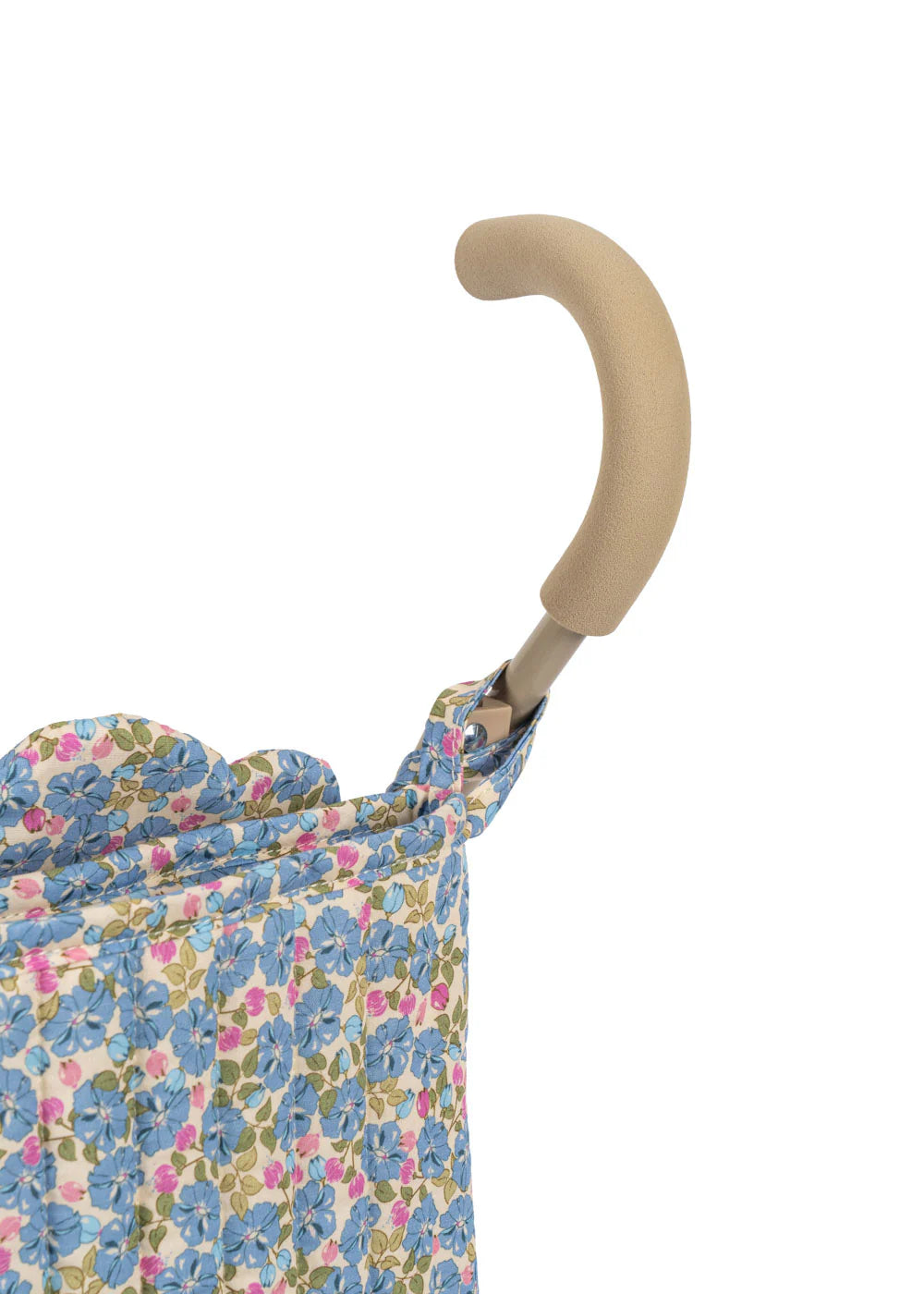 Klapvogn i sødt print


Skøn klapvogn fra Konges Sløjd, der passer til de fleste babydukker. Stoffet er i printet Fleur Rosier. Enhver dukke vil være heldig at få plads i denne fine klapvogn. Dukken spændes fast med en sele foran, så den sidder sikkert i vognen.