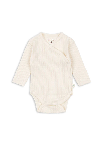 Minnie Newborn Body, Antique White fra Konges Sløjd

Blød bodystocking med slå-om-lukning. Bodyen har praktisk trykknapper der gør det nemt at klæde barnet på.

GOTS, økologisk, certificeret af CU1094701