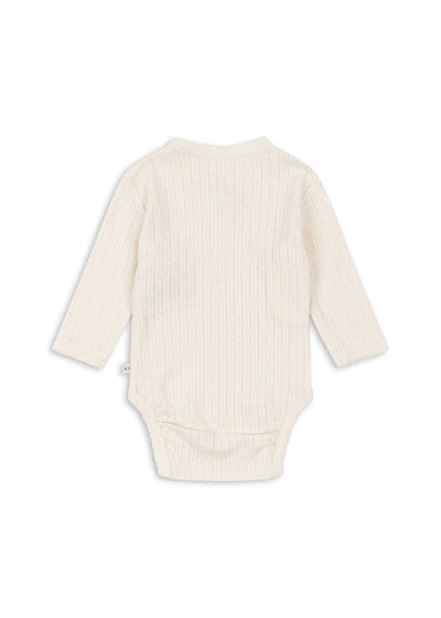Minnie Newborn Body, Antique White fra Konges Sløjd

Blød bodystocking med slå-om-lukning. Bodyen har praktisk trykknapper der gør det nemt at klæde barnet på.

GOTS, økologisk, certificeret af CU1094701