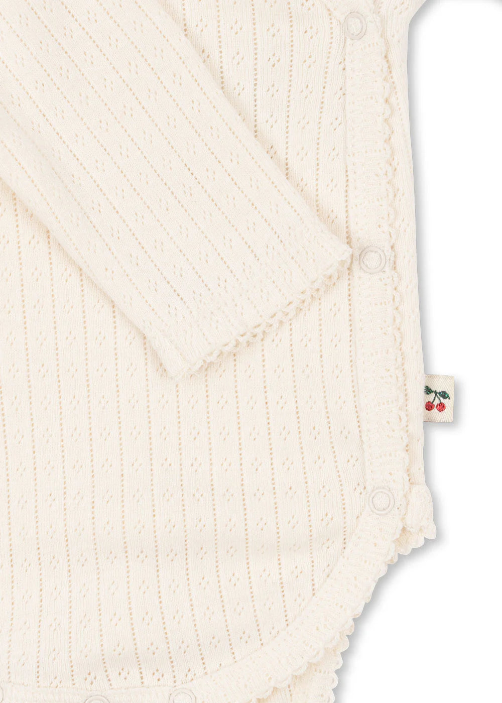 Minnie Newborn Body, Antique White fra Konges Sløjd

Blød bodystocking med slå-om-lukning. Bodyen har praktisk trykknapper der gør det nemt at klæde barnet på.

GOTS, økologisk, certificeret af CU1094701