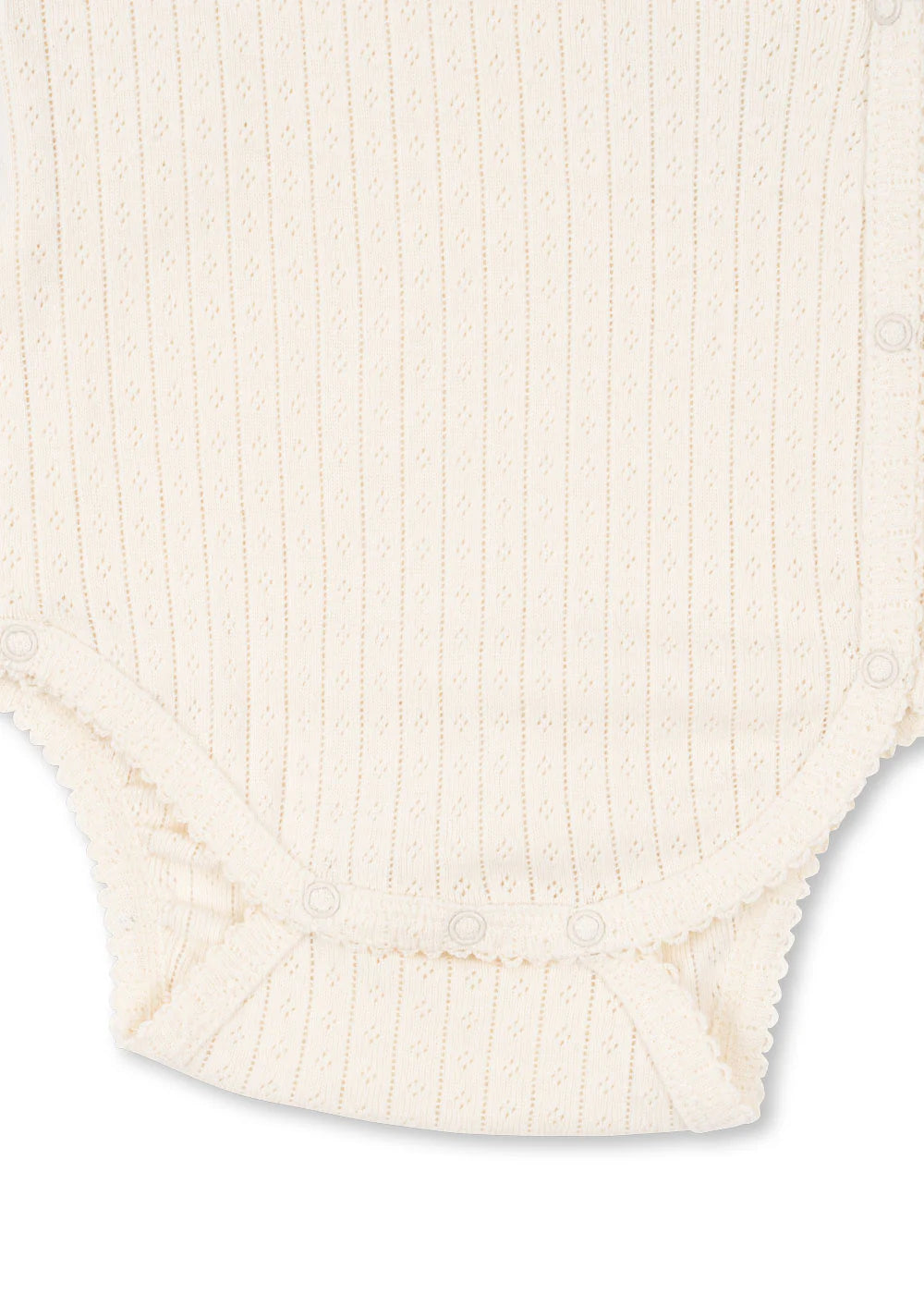 Minnie Newborn Body, Antique White fra Konges Sløjd

Blød bodystocking med slå-om-lukning. Bodyen har praktisk trykknapper der gør det nemt at klæde barnet på.

GOTS, økologisk, certificeret af CU1094701