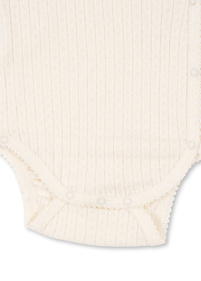 Minnie Newborn Body, Antique White fra Konges Sløjd

Blød bodystocking med slå-om-lukning. Bodyen har praktisk trykknapper der gør det nemt at klæde barnet på.

GOTS, økologisk, certificeret af CU1094701