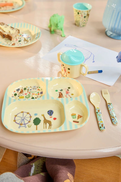 Farverigt og sødt børneservice fra Rice med Fun Fair print. Lad de små øve sig til spisetid med dette søde ske og gaffelsæt fra Rice.