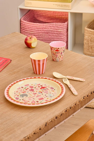 Lille Børnekop, Pink, Fun Fair fra Rice

Meget fin lille rice melaminkop til børn – med tivolitema i pink nuancer. 