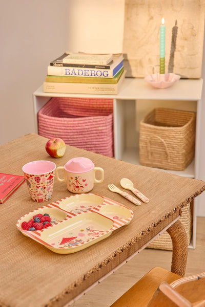 Børnetallerken med 4 Rum, Pink, Fun Fair Print, Rice

Sød og praktisk børnetallerken med 4 rum i det skønneste tivolitema i pink nuancer.