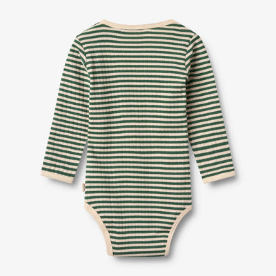 Body, Green Stripe fra Wheat

Langærmet rib body med striber i blødt økologisk bomuld til de mindste. Bodyen har en tæt pasform og trykknapper der gør det nemt at klæde din baby af og på