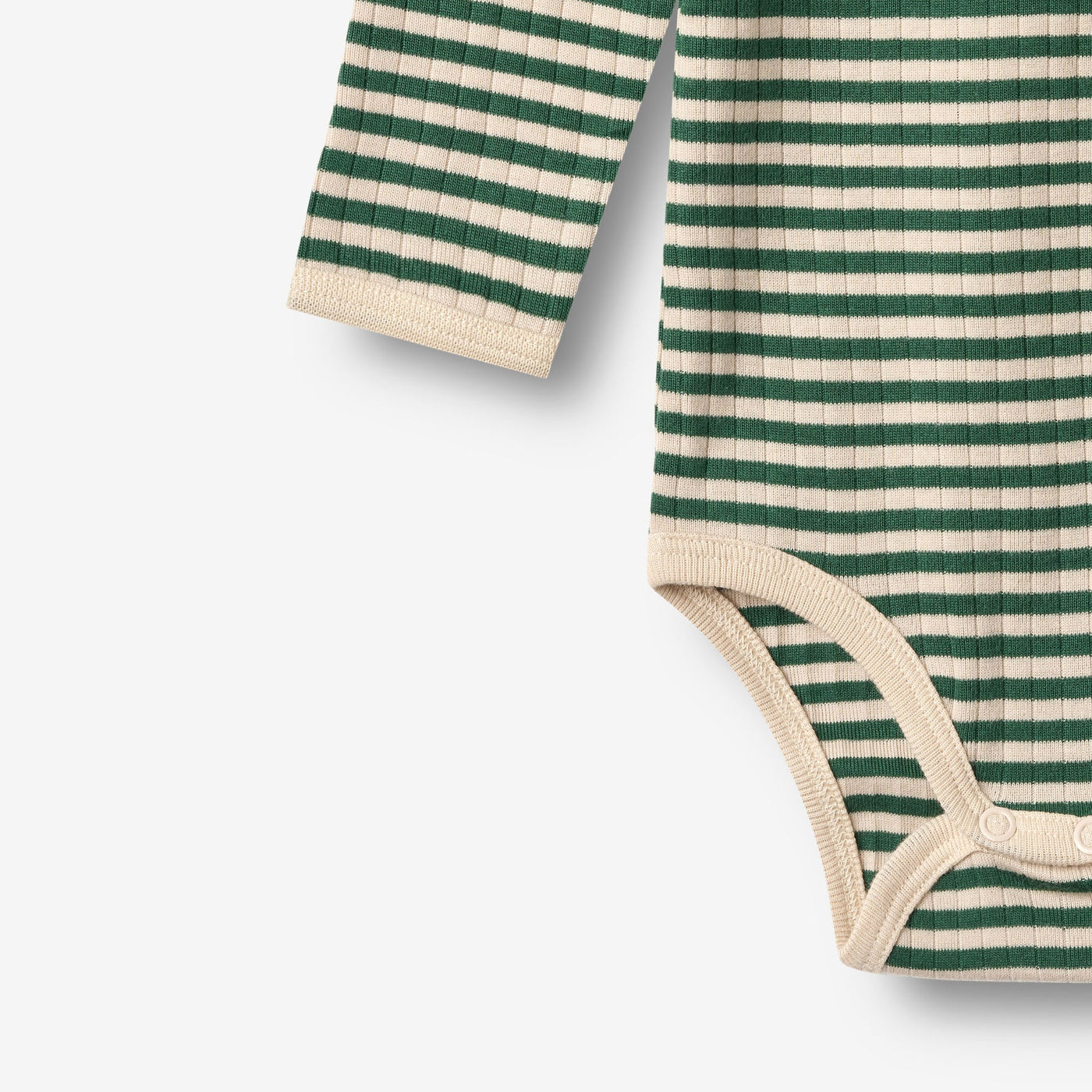 Body, Green Stripe fra Wheat

Langærmet rib body med striber i blødt økologisk bomuld til de mindste. Bodyen har en tæt pasform og trykknapper der gør det nemt at klæde din baby af og på
