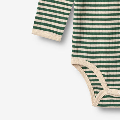 Body, Green Stripe fra Wheat

Langærmet rib body med striber i blødt økologisk bomuld til de mindste. Bodyen har en tæt pasform og trykknapper der gør det nemt at klæde din baby af og på