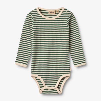 Body, Green Stripe fra Wheat

Langærmet rib body med striber i blødt økologisk bomuld til de mindste. Bodyen har en tæt pasform og trykknapper der gør det nemt at klæde din baby af og på