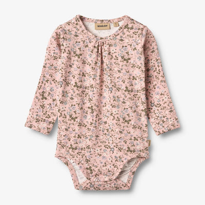 Body L/S Liv, Rose Powder Flowers fra Wheat

Langærmet body med sødt print af blomster i blød økologisk bomuldsjersey til din baby.