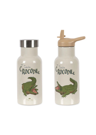 Termoflaske med krokodille fra Konges Sløjd

Den seje termoflaske på 350 ml. fra Konges Sløjd er perfekt til alle de små ture.