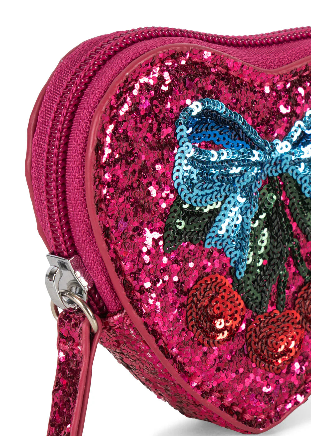 Pung med Glitter fra Konges Sløjd


Skøn lille glitterpung til børn dekoreret med et charmerende kirsebær og sløjfe på forsiden. Pungen har en praktisk lynlås, der gør det nemt at åbne og lukke.